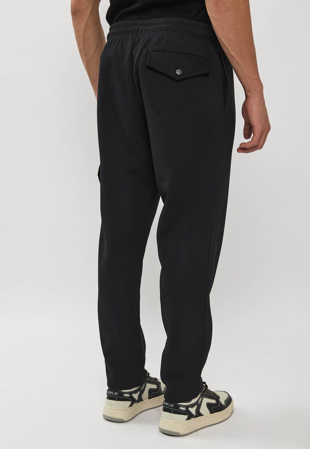 מכנסי טרנינג לגברים בצבע שחור