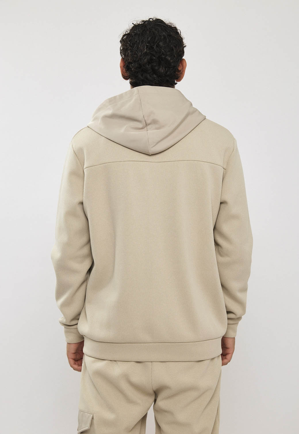 קפוצ'ון אינטרלוק לגברים בצבע בז׳