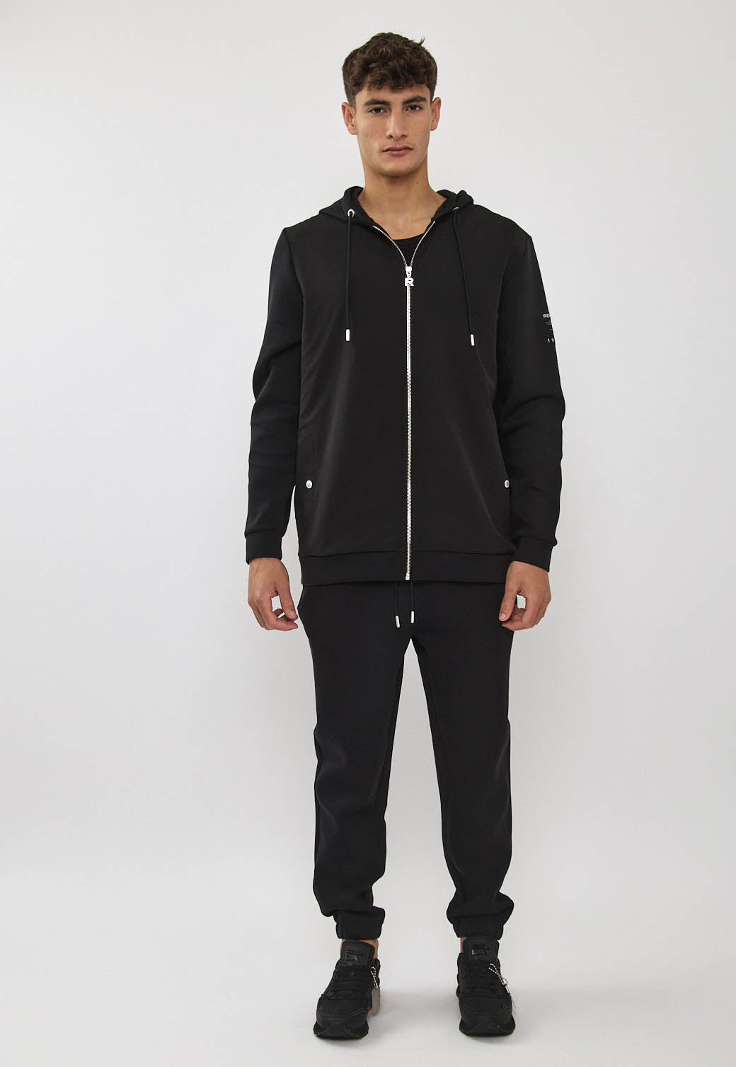 מכנסי ג’וגר לגברים בצבע שחור