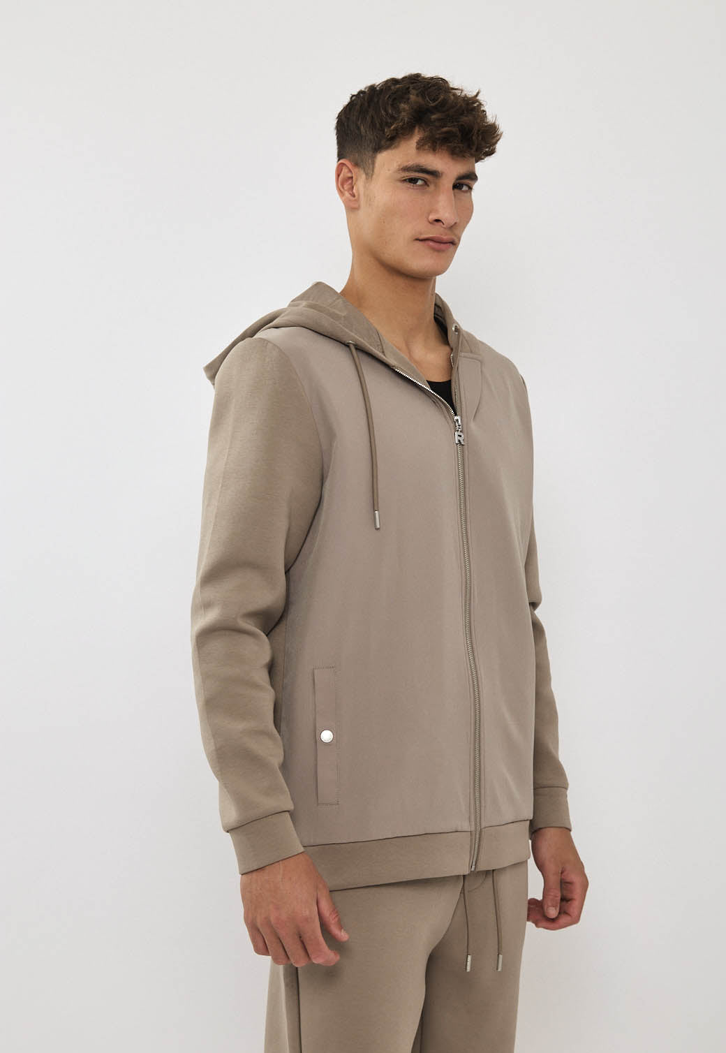 קפוצ׳ון רוכסן לגברים בצבע חום בהיר