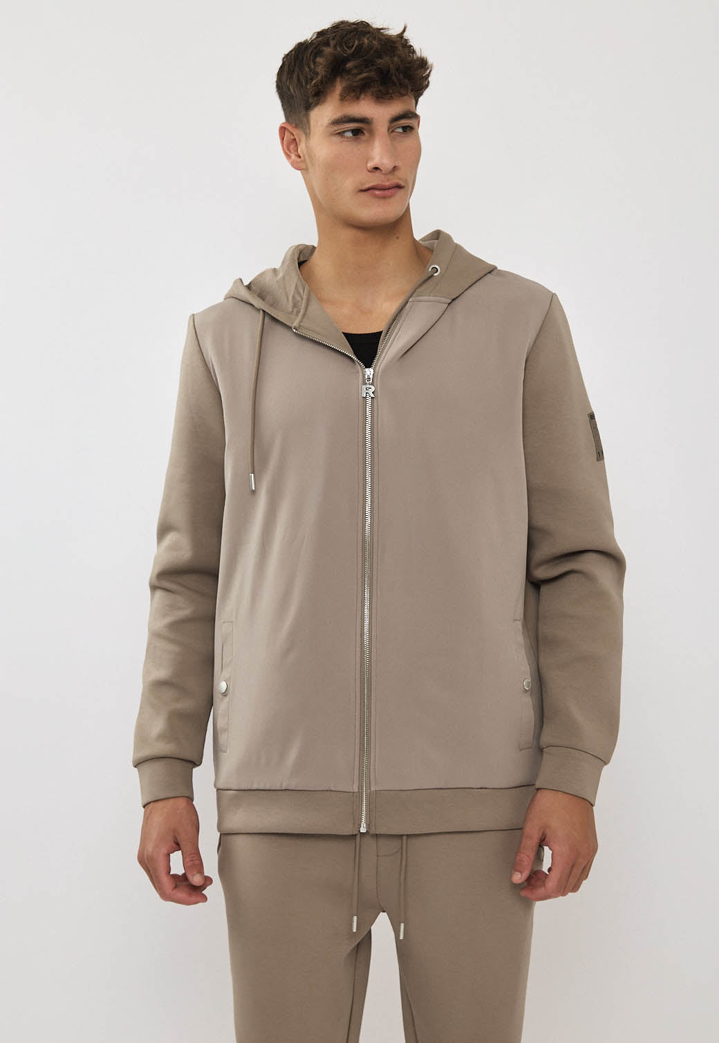 קפוצ׳ון רוכסן לגברים בצבע חום בהיר