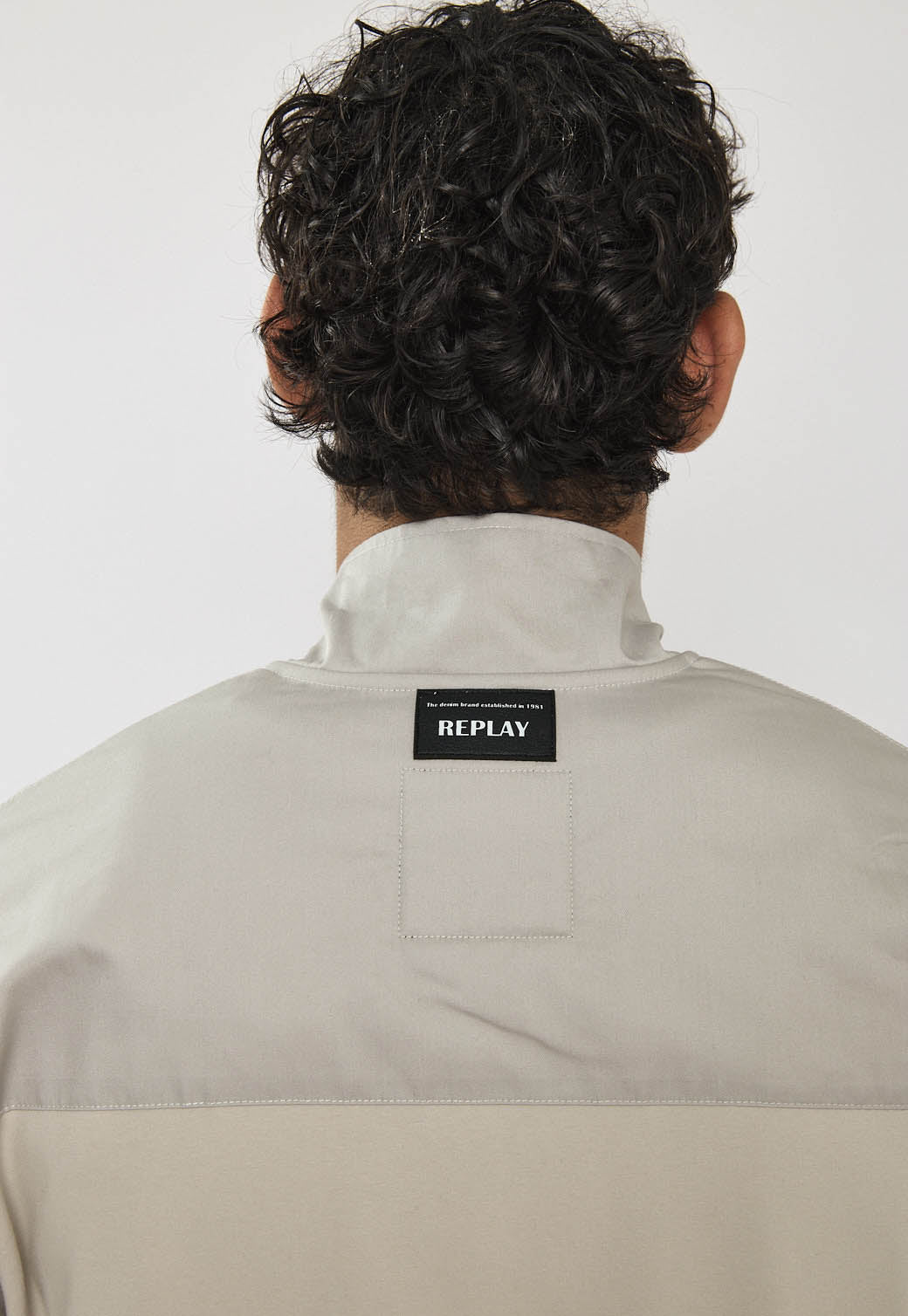 ג׳קט רוכסן לגברים בצבע בז'