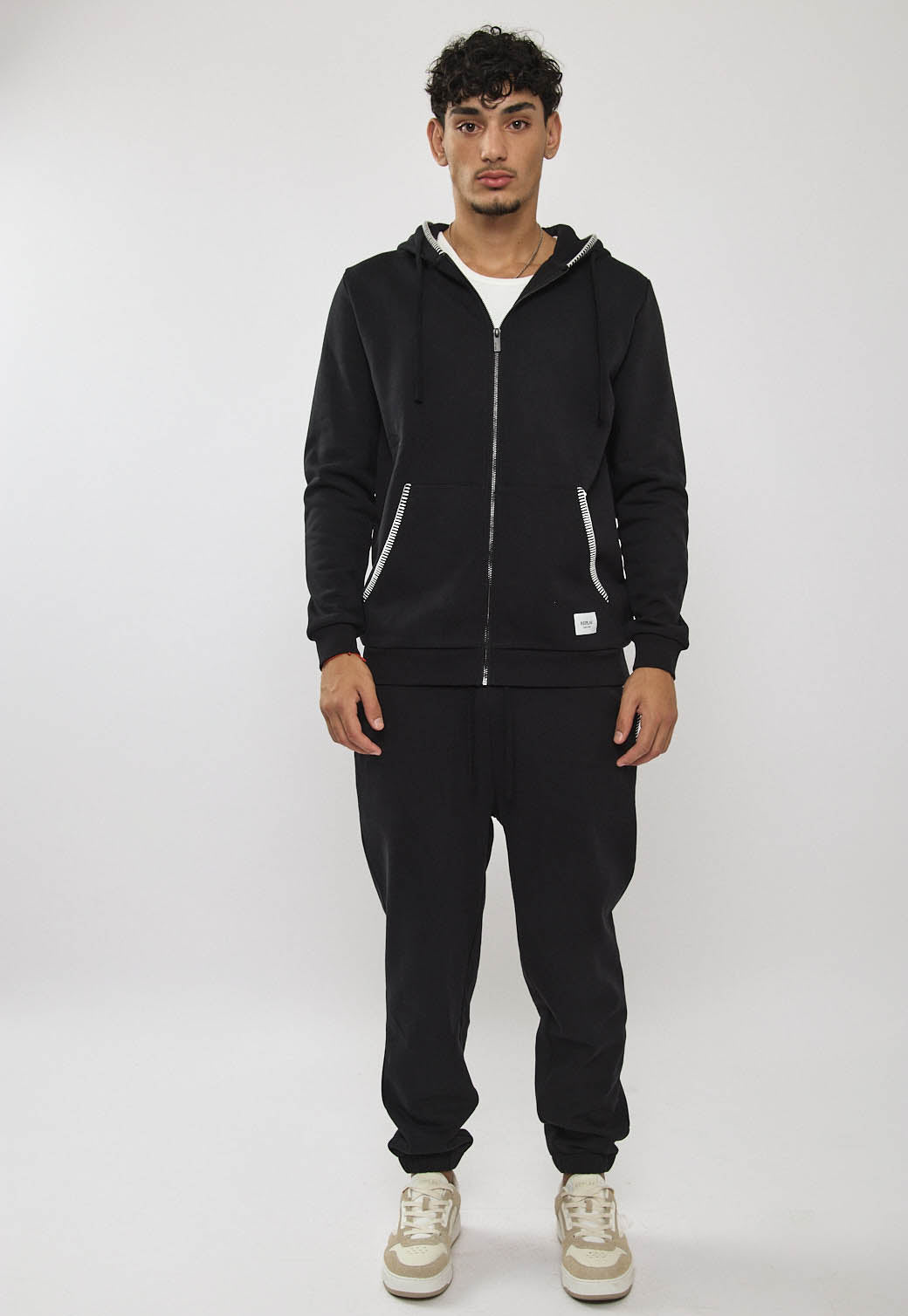 מכנסי טרנינג לגברים בצבע שחור