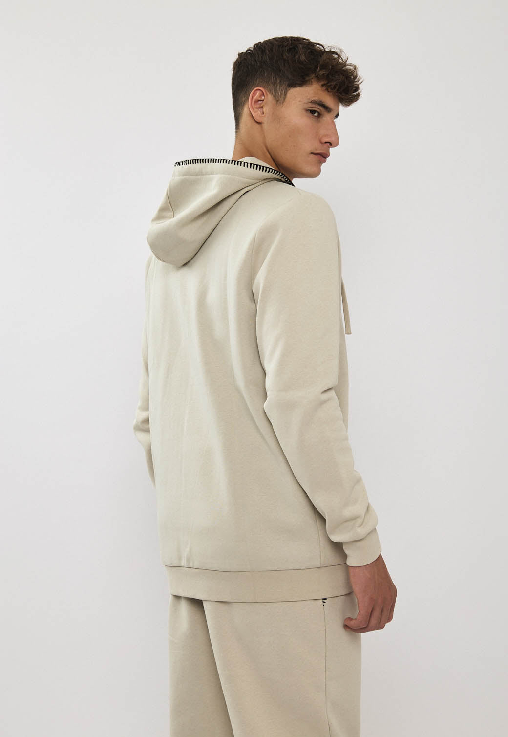 קפוצ׳ון רוכסן לגברים בצבע אבן