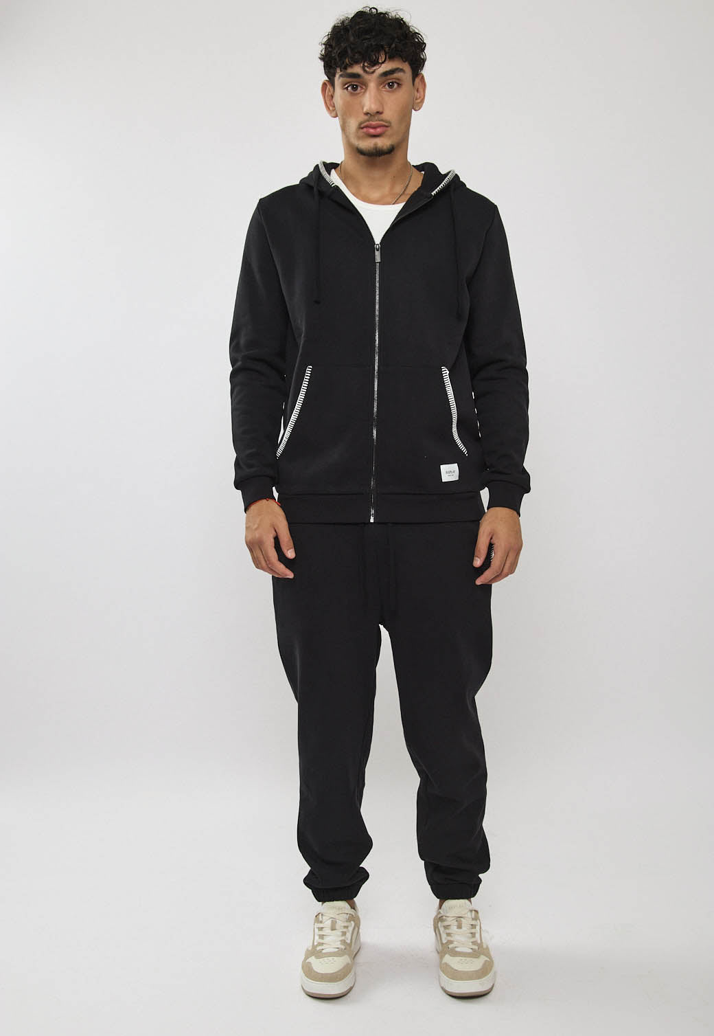 קפוצ׳ון רוכסן לגברים בצבע שחור