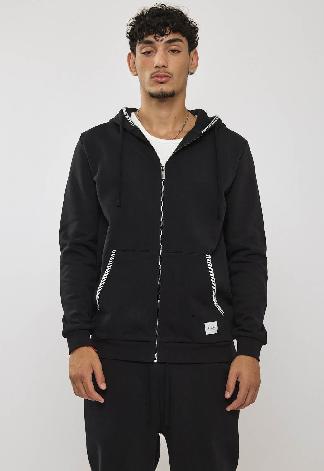 קפוצ׳ון רוכסן לגברים בצבע שחור