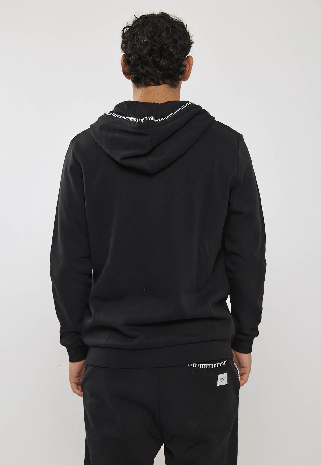 קפוצ׳ון רוכסן לגברים בצבע שחור