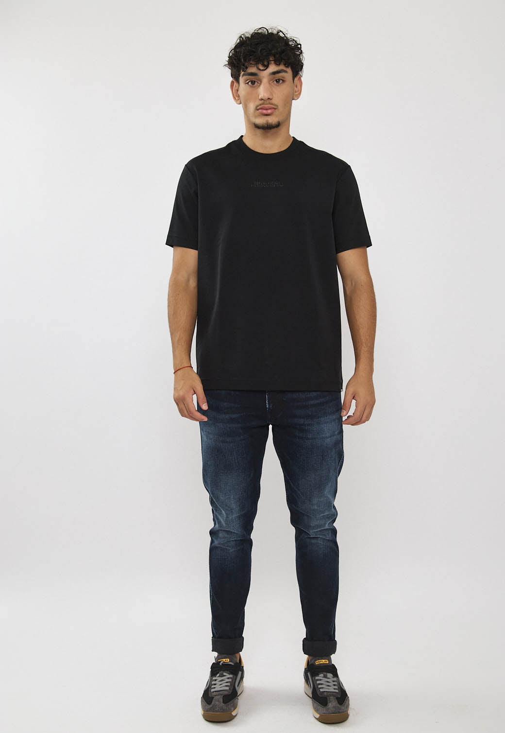 טי-שירט לגברים בצבע שחור עם לוגו