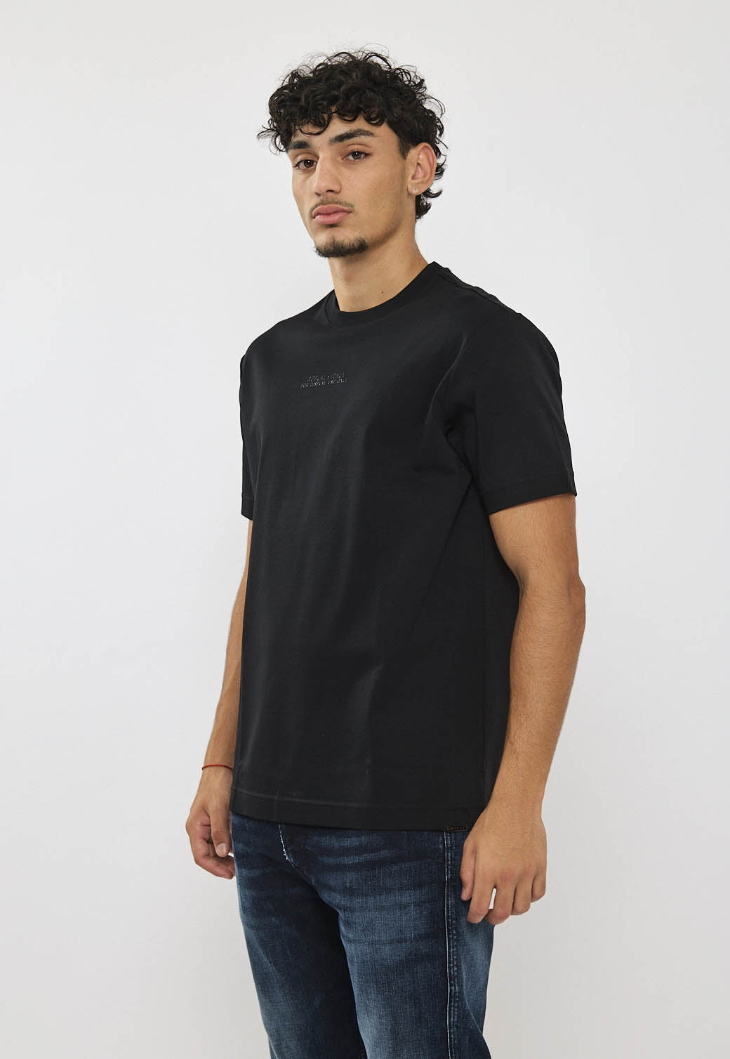 טי-שירט לגברים בצבע שחור עם לוגו