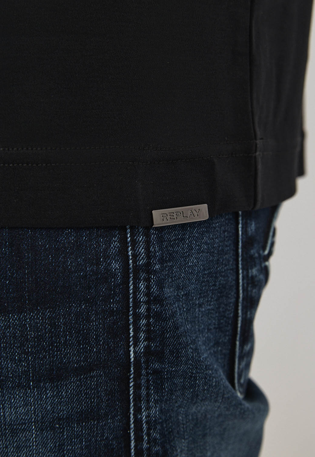 טי-שירט לגברים בצבע שחור עם לוגו