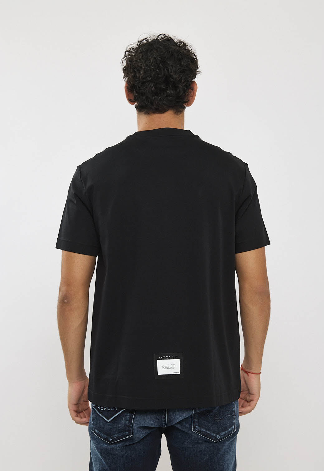 טי-שירט לגברים בצבע שחור עם לוגו