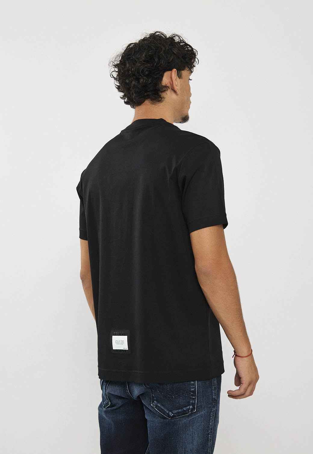 טי-שירט לגברים בצבע שחור עם לוגו