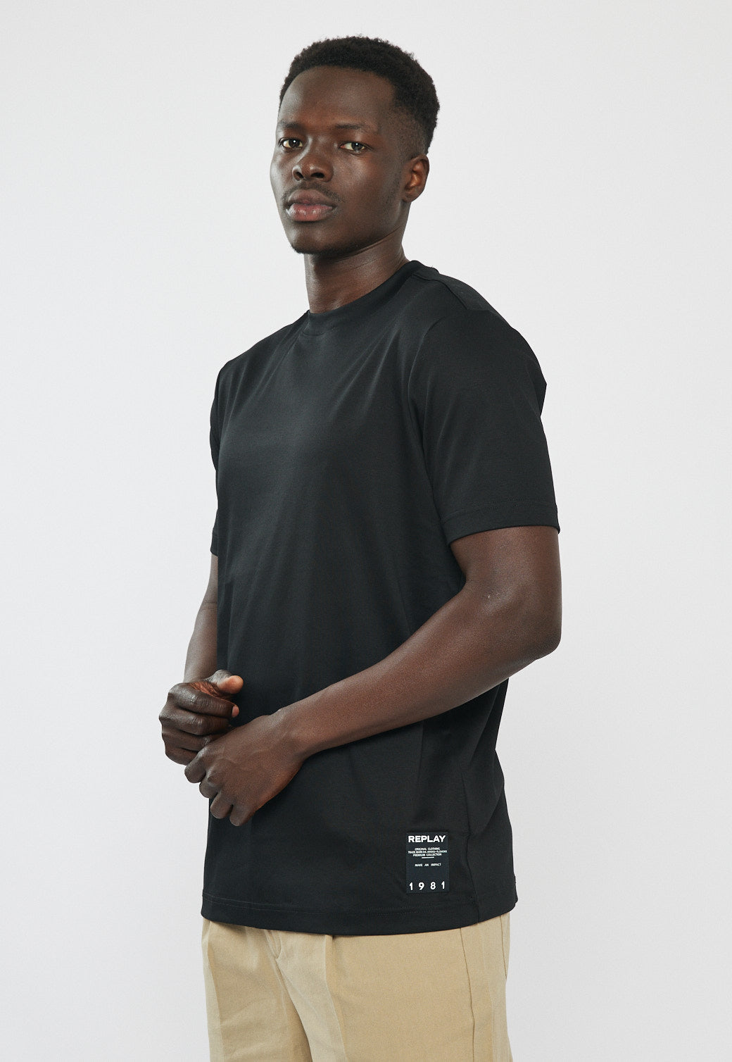 טי-שירט לגברים בצבע שחור