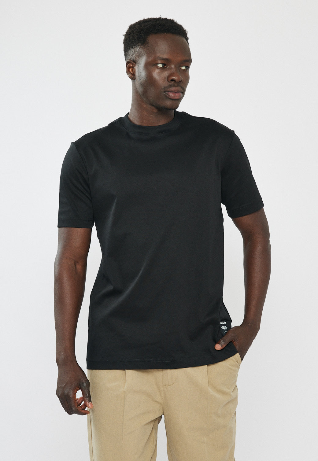 טי-שירט לגברים בצבע שחור