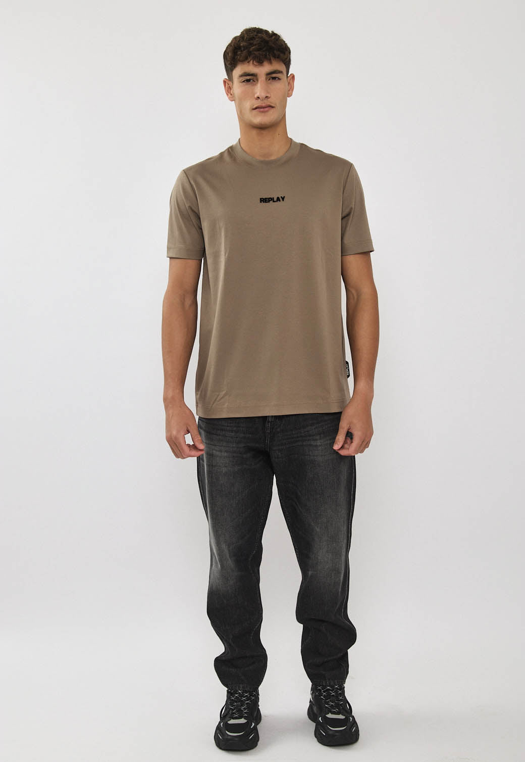 טי-שירט לגברים בצבע חול עם לוגו