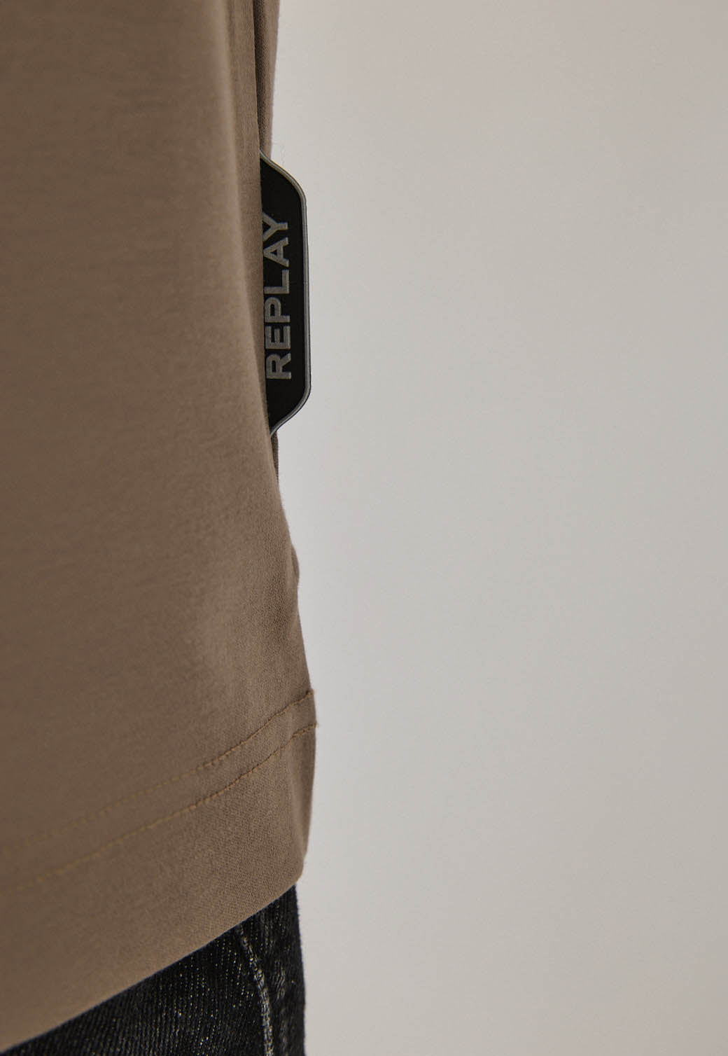 טי-שירט לגברים בצבע חול עם לוגו