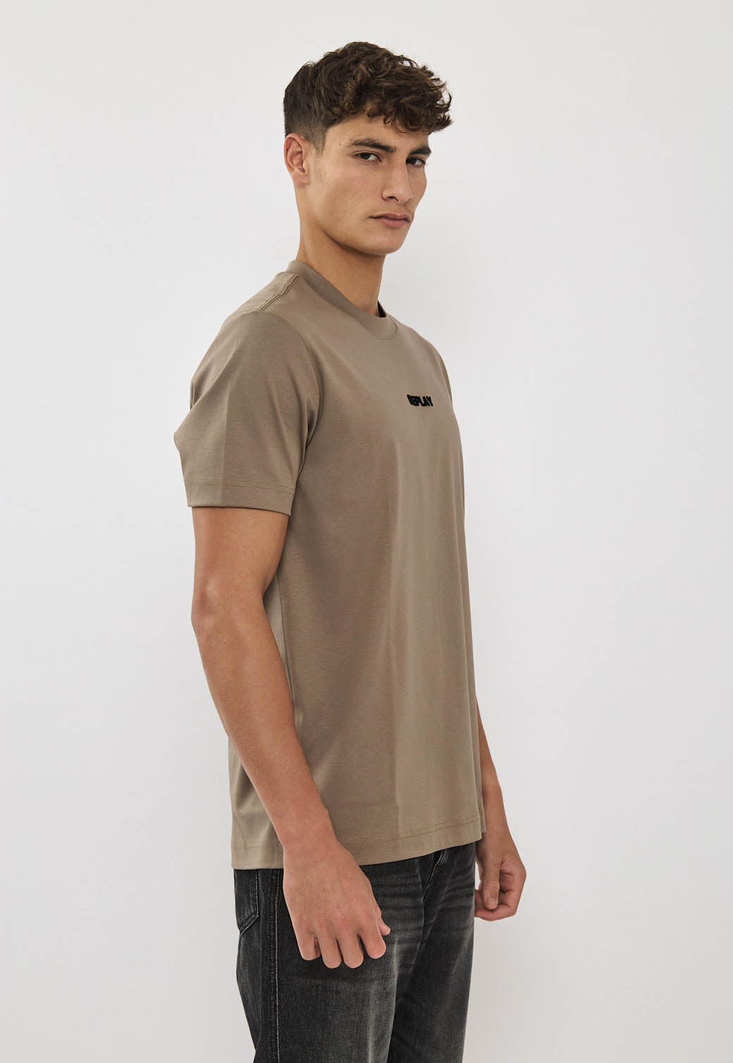 טי-שירט לגברים בצבע חול עם לוגו