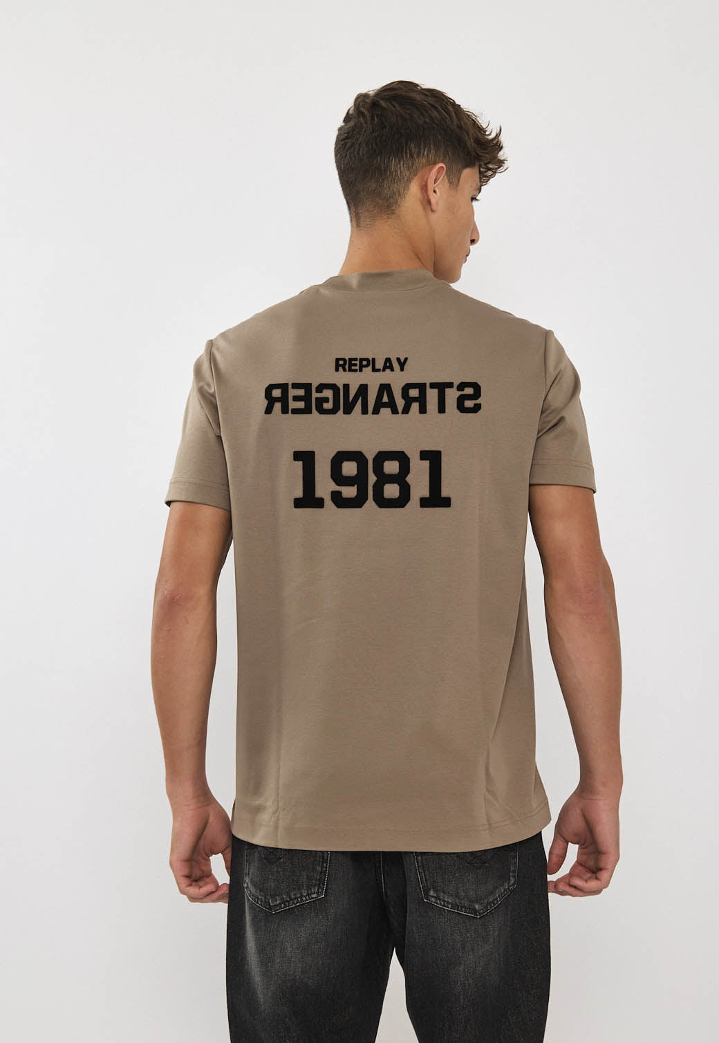 טי-שירט לגברים בצבע חול עם לוגו