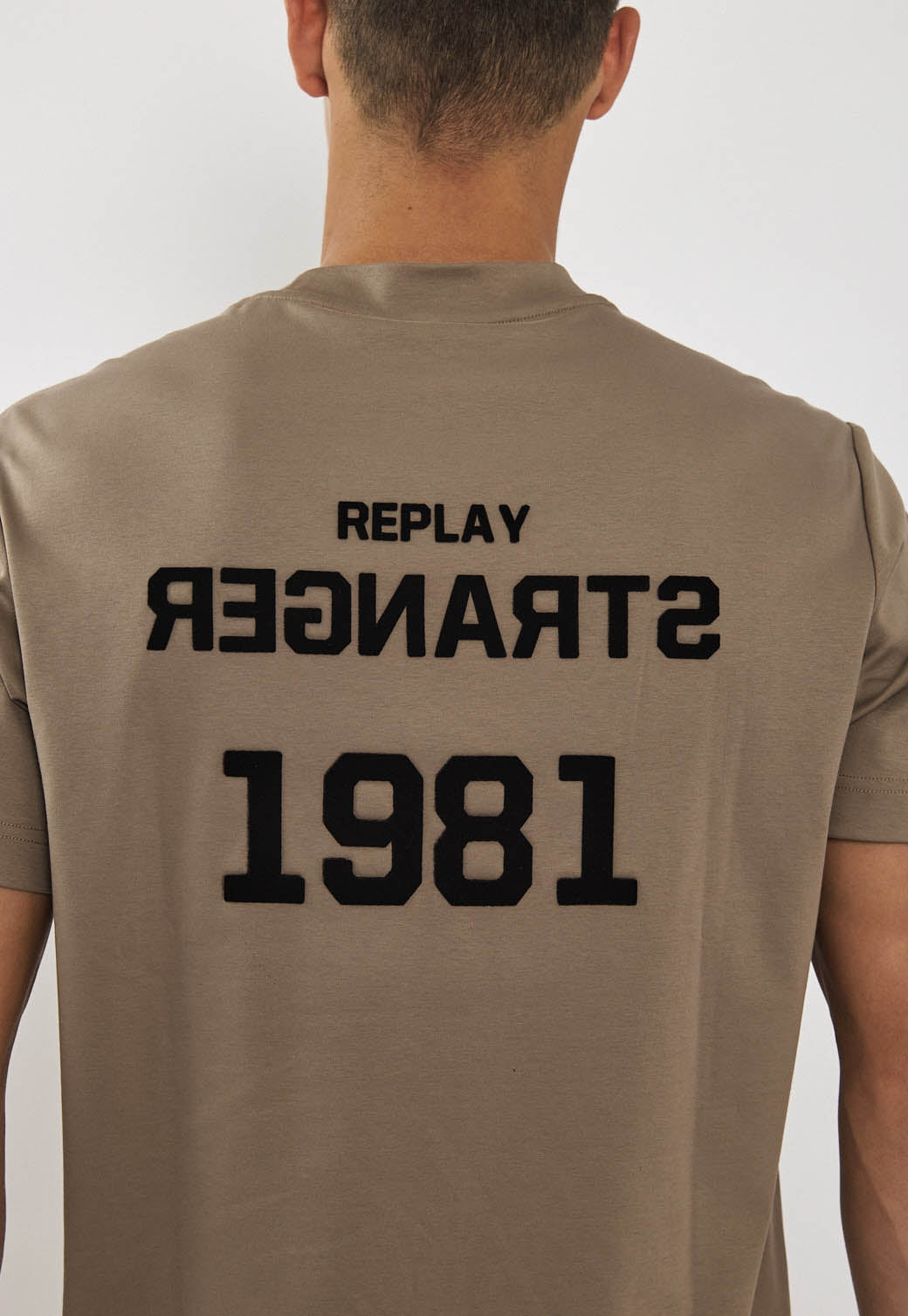 טי-שירט לגברים בצבע חול עם לוגו