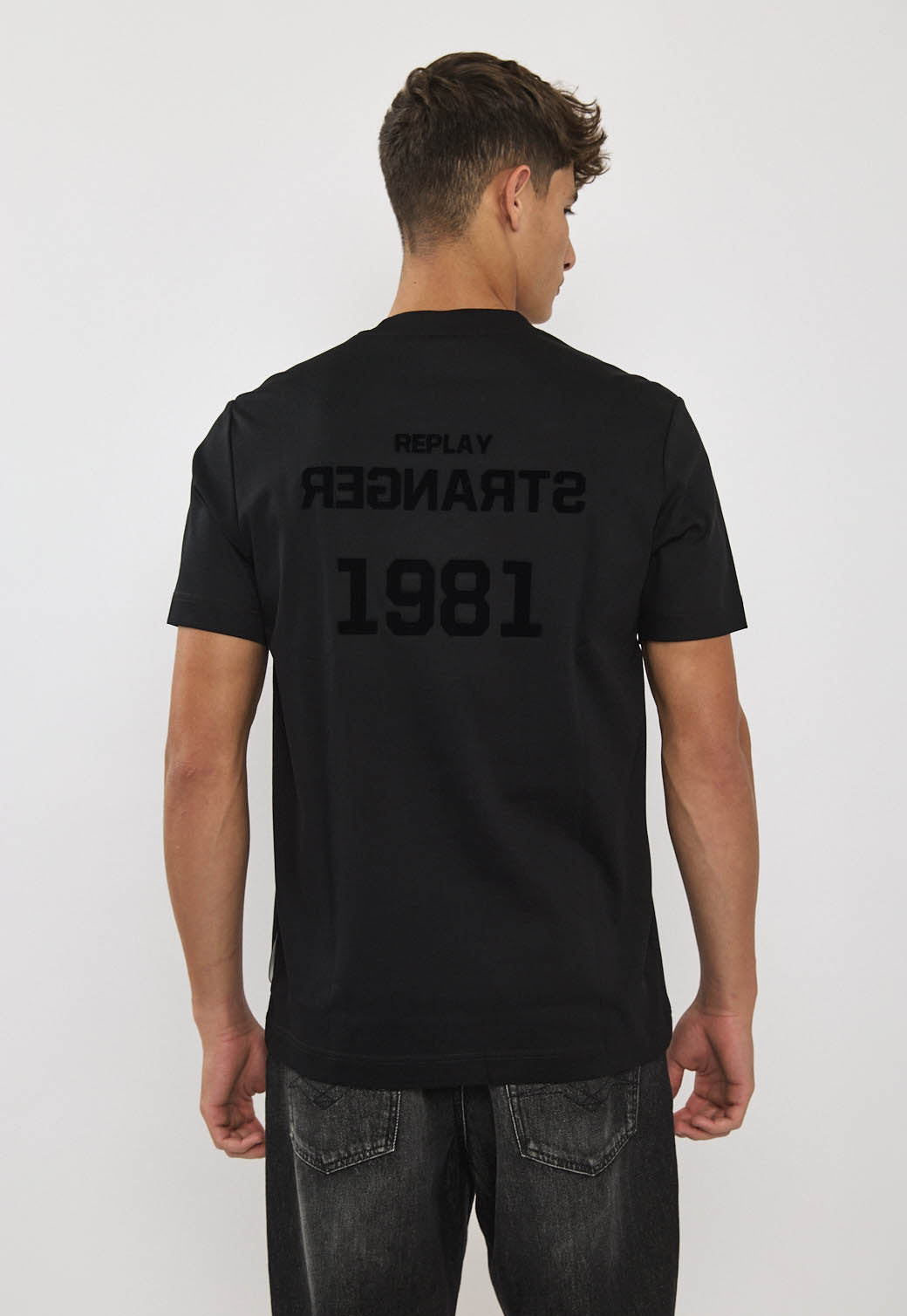 טי שירט לגברים בצבע שחור עם לוגו