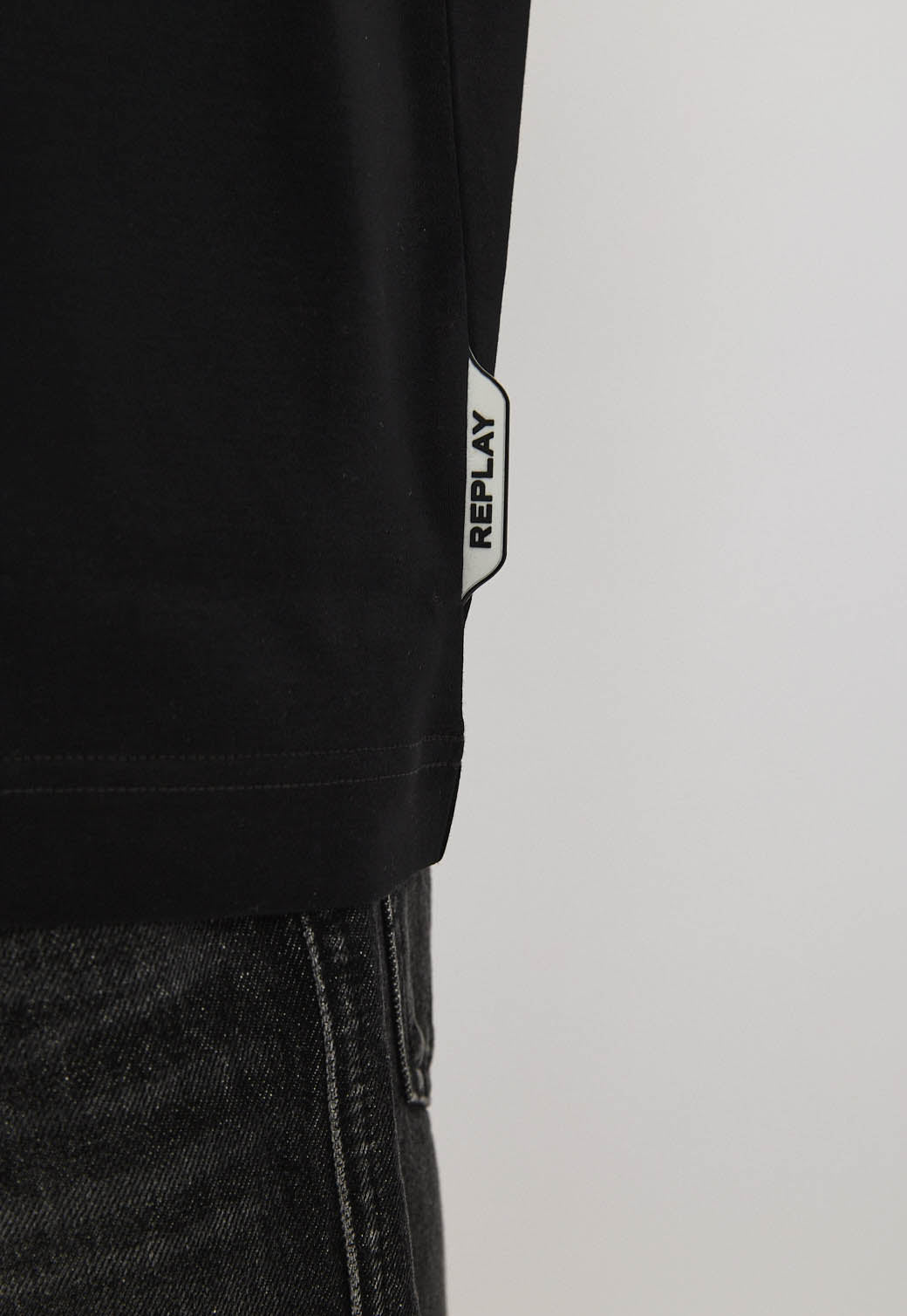 טי שירט לגברים בצבע שחור עם לוגו