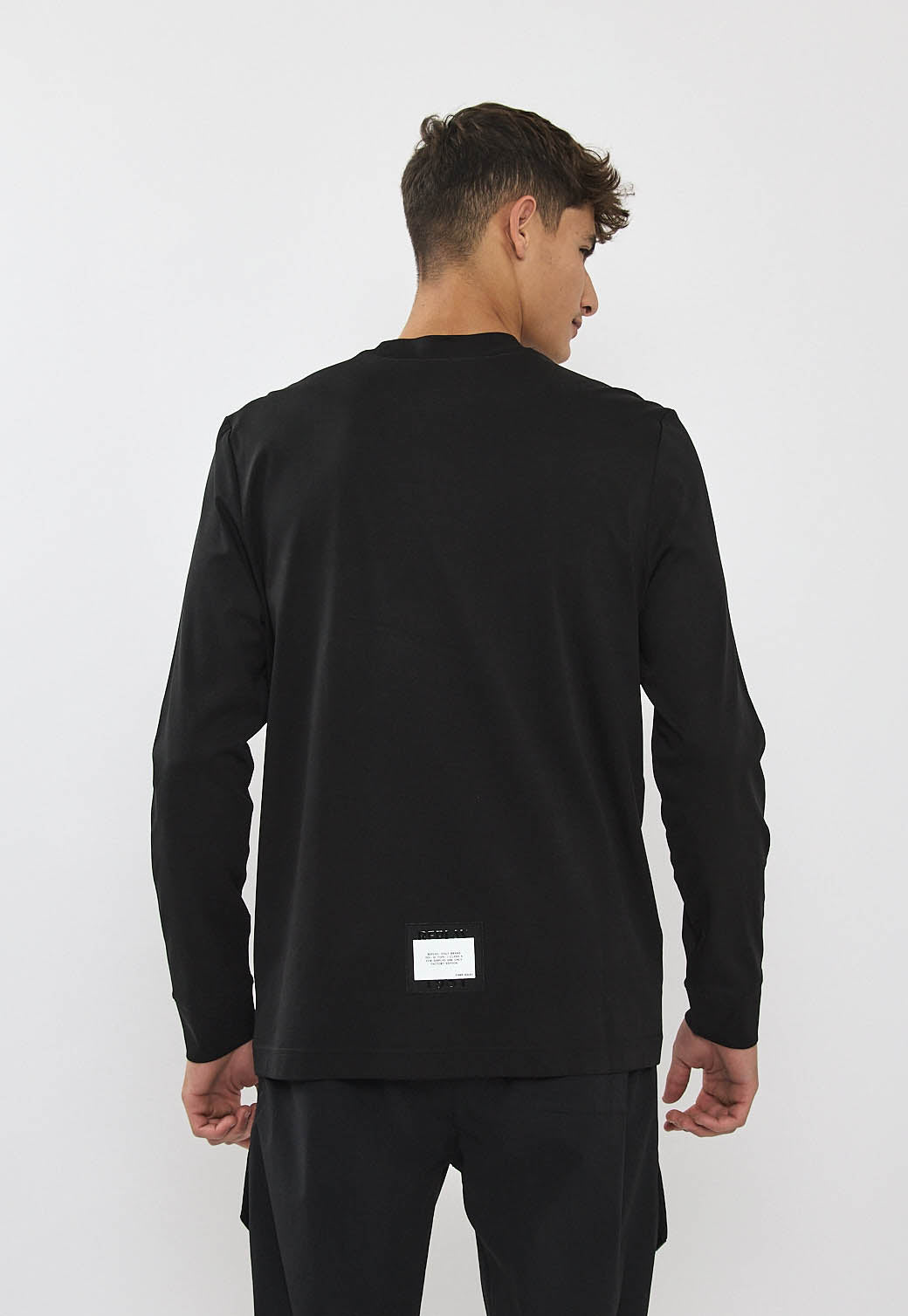 טי-שירט שרוול ארוך לגברים בצבע שחו