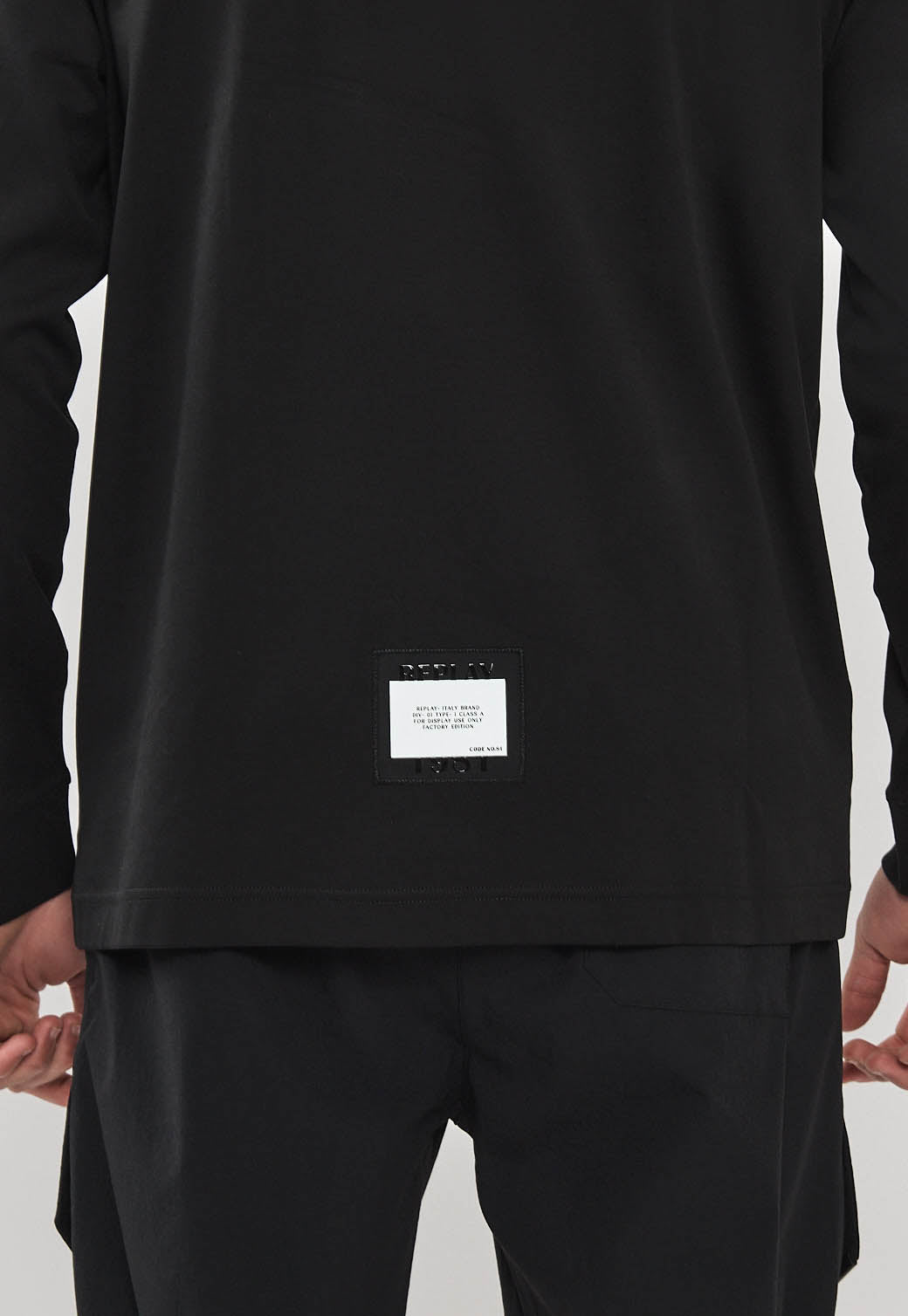 טי-שירט שרוול ארוך לגברים בצבע שחו