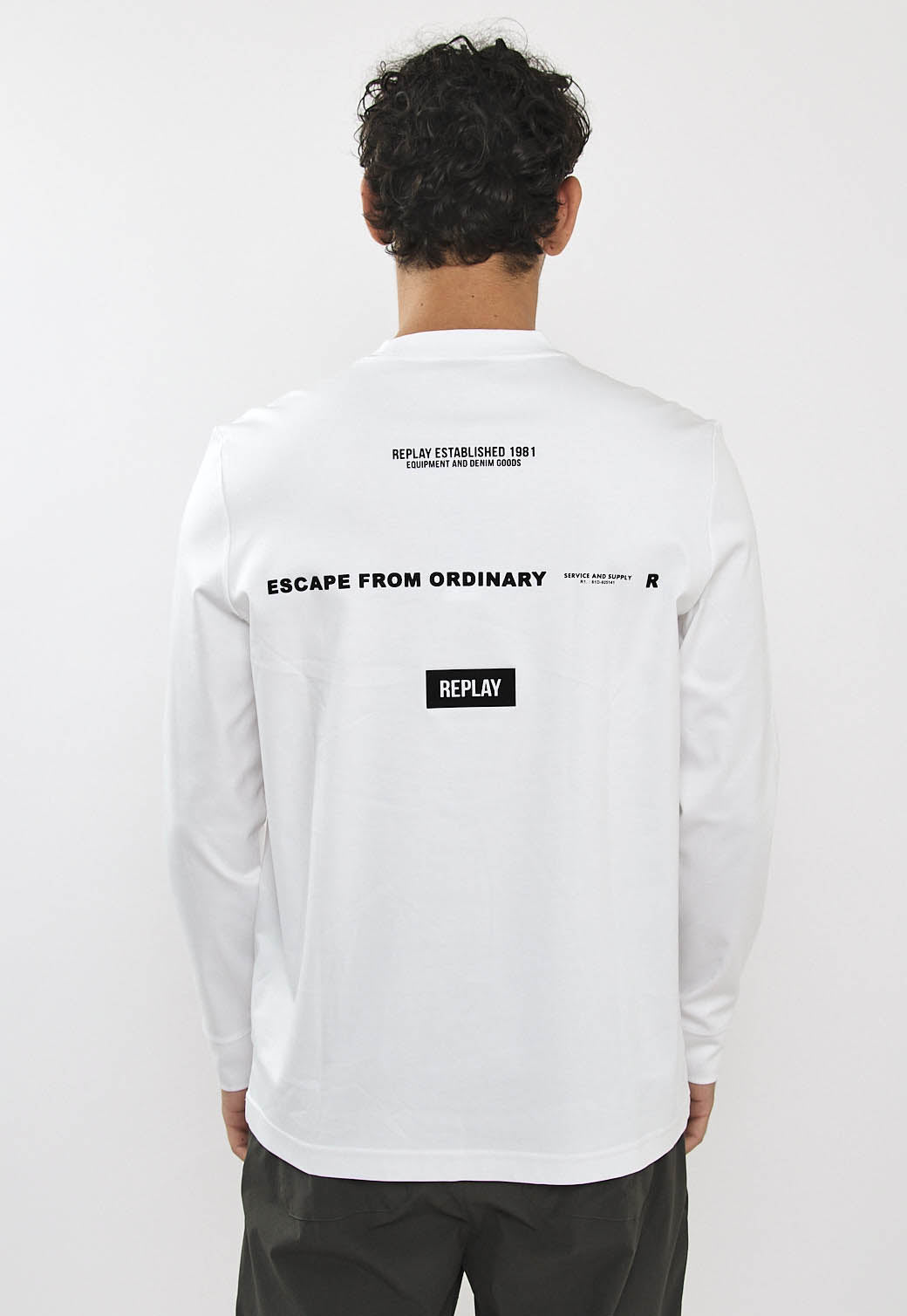 טי-שירט שרוול ארוך לגברים בצבע לבן עם לוגו קטן