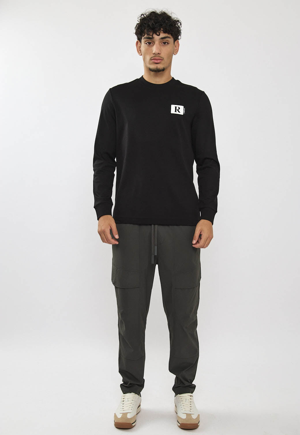 טי-שירט שרוול ארוך לגברים בצבע שחור עם פאץ'