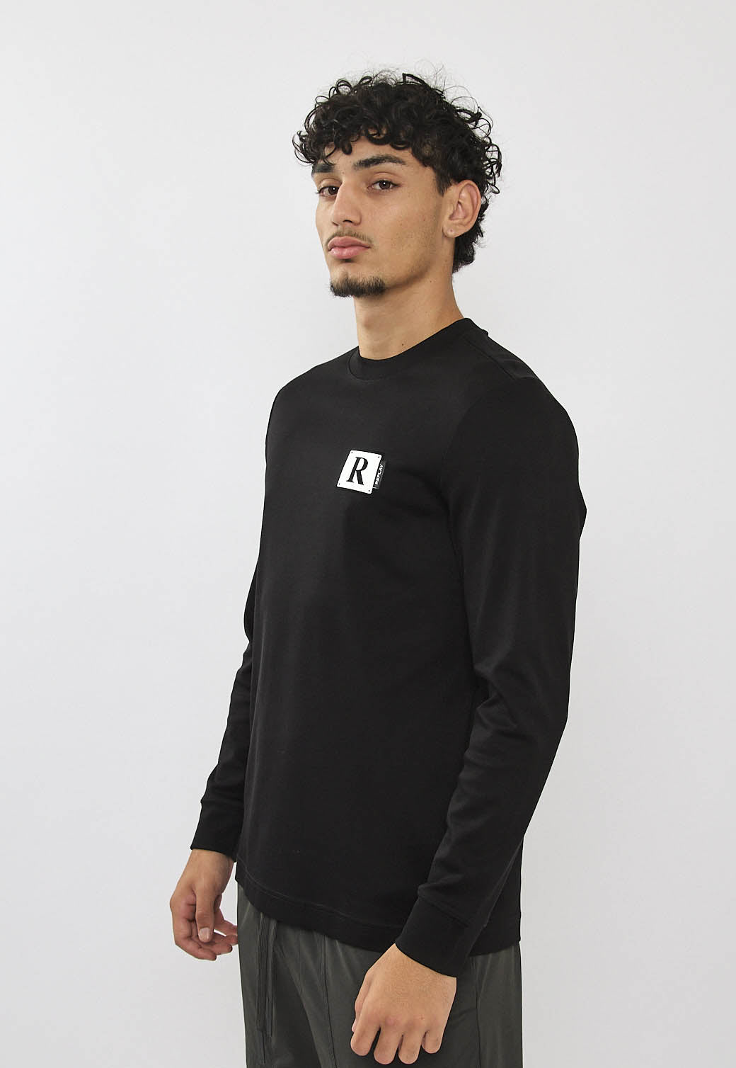 טי-שירט שרוול ארוך לגברים בצבע שחור עם פאץ'