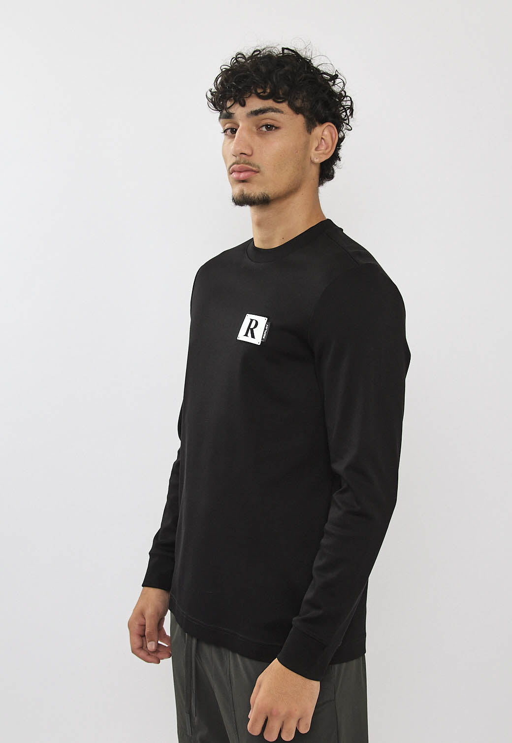 טי-שירט שרוול ארוך לגברים בצבע שחור עם פאץ'