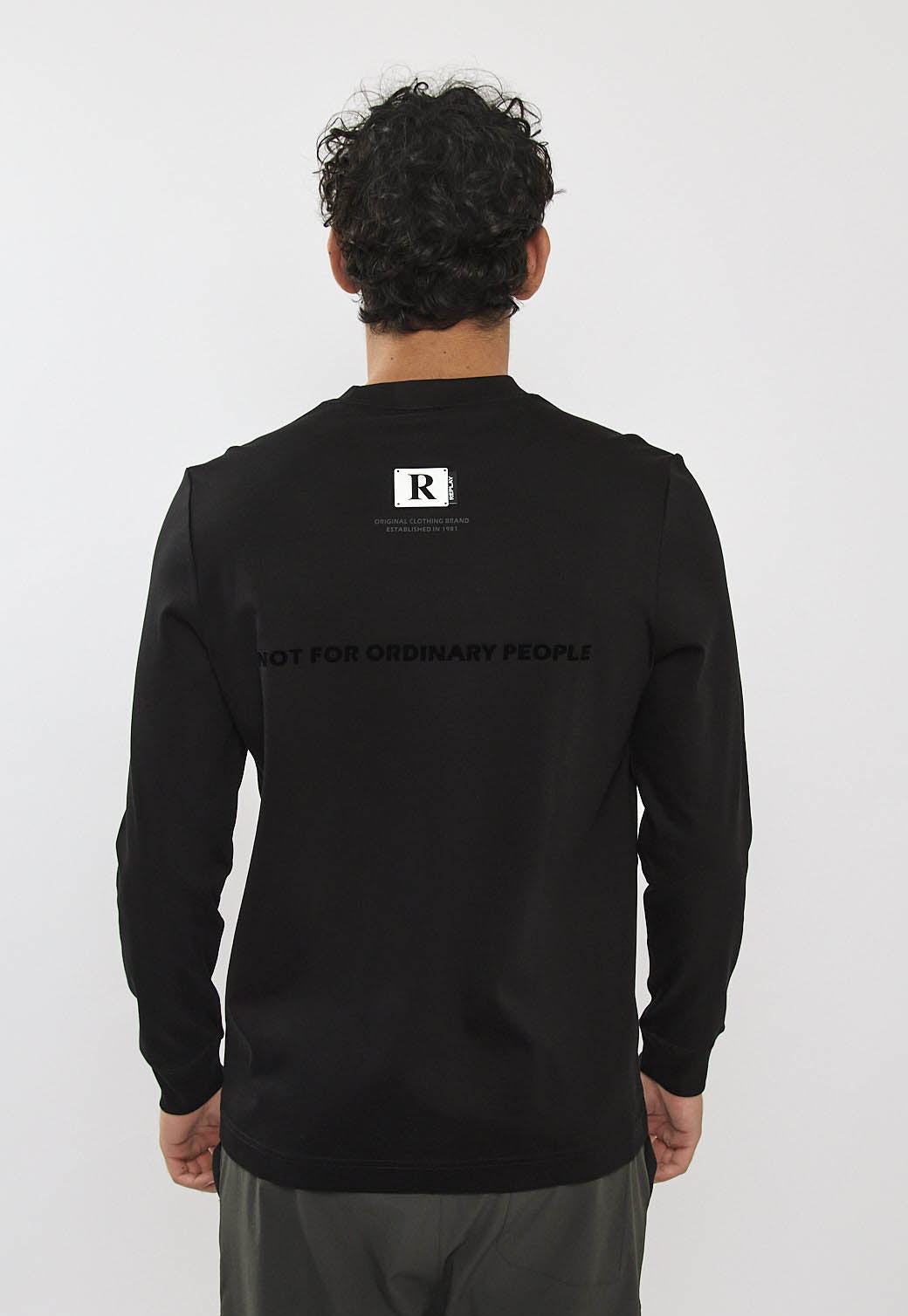 טי-שירט שרוול ארוך לגברים בצבע שחור עם פאץ'