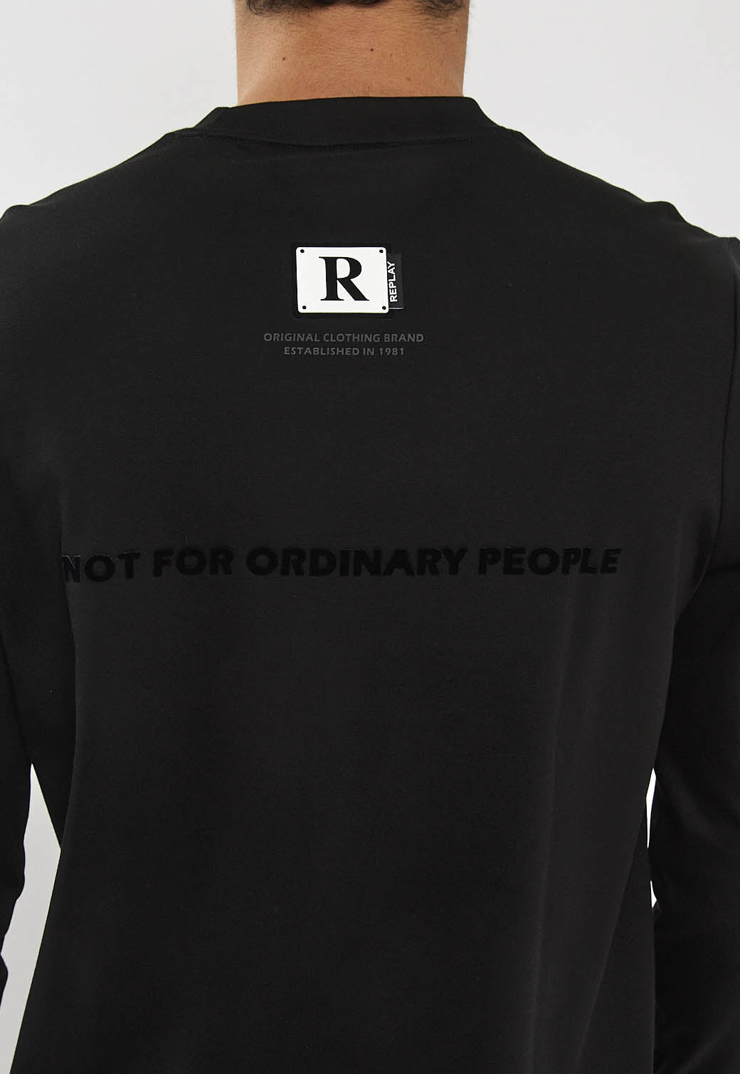 טי-שירט שרוול ארוך לגברים בצבע שחור עם פאץ'