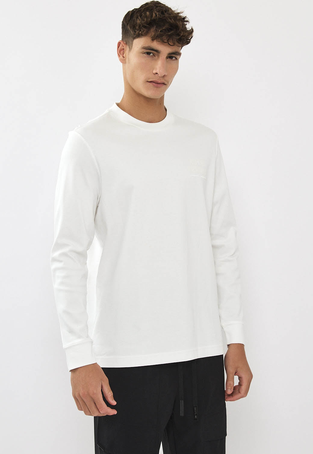 טי-שירט שרוול ארוך לגברים בצבע לבן