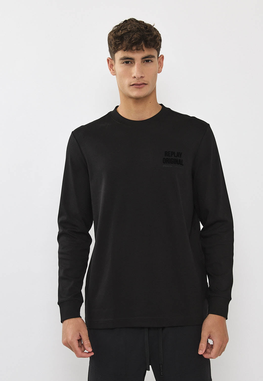 טי-שירט ארוכה לגברים בצבע שחור עם הדפס