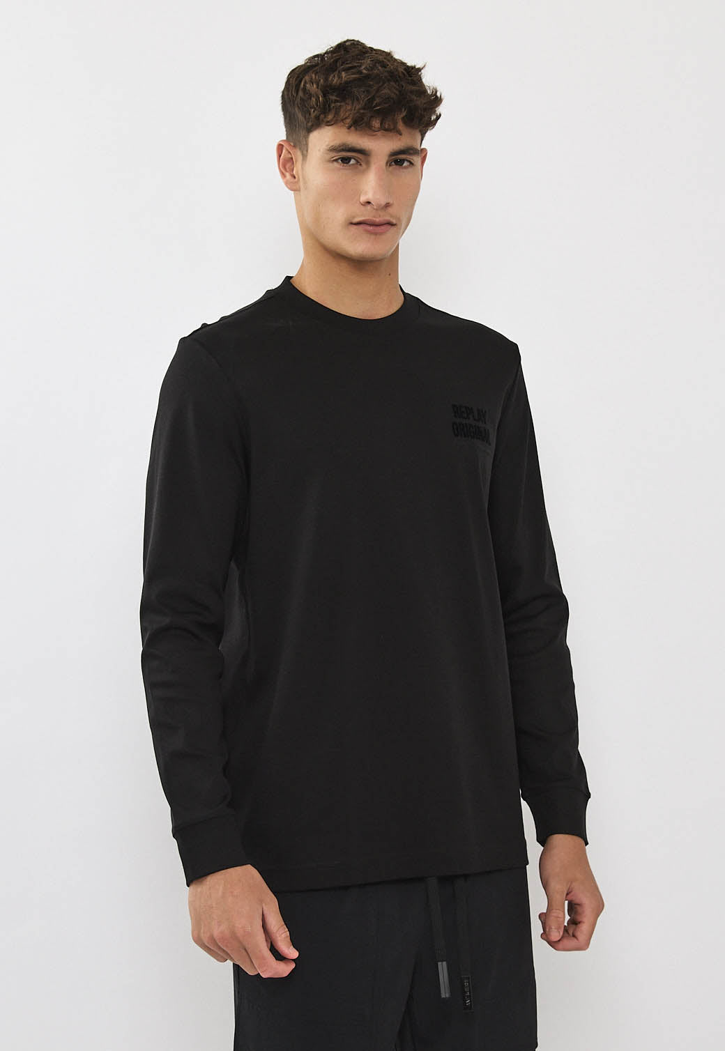 טי-שירט ארוכה לגברים בצבע שחור עם הדפס