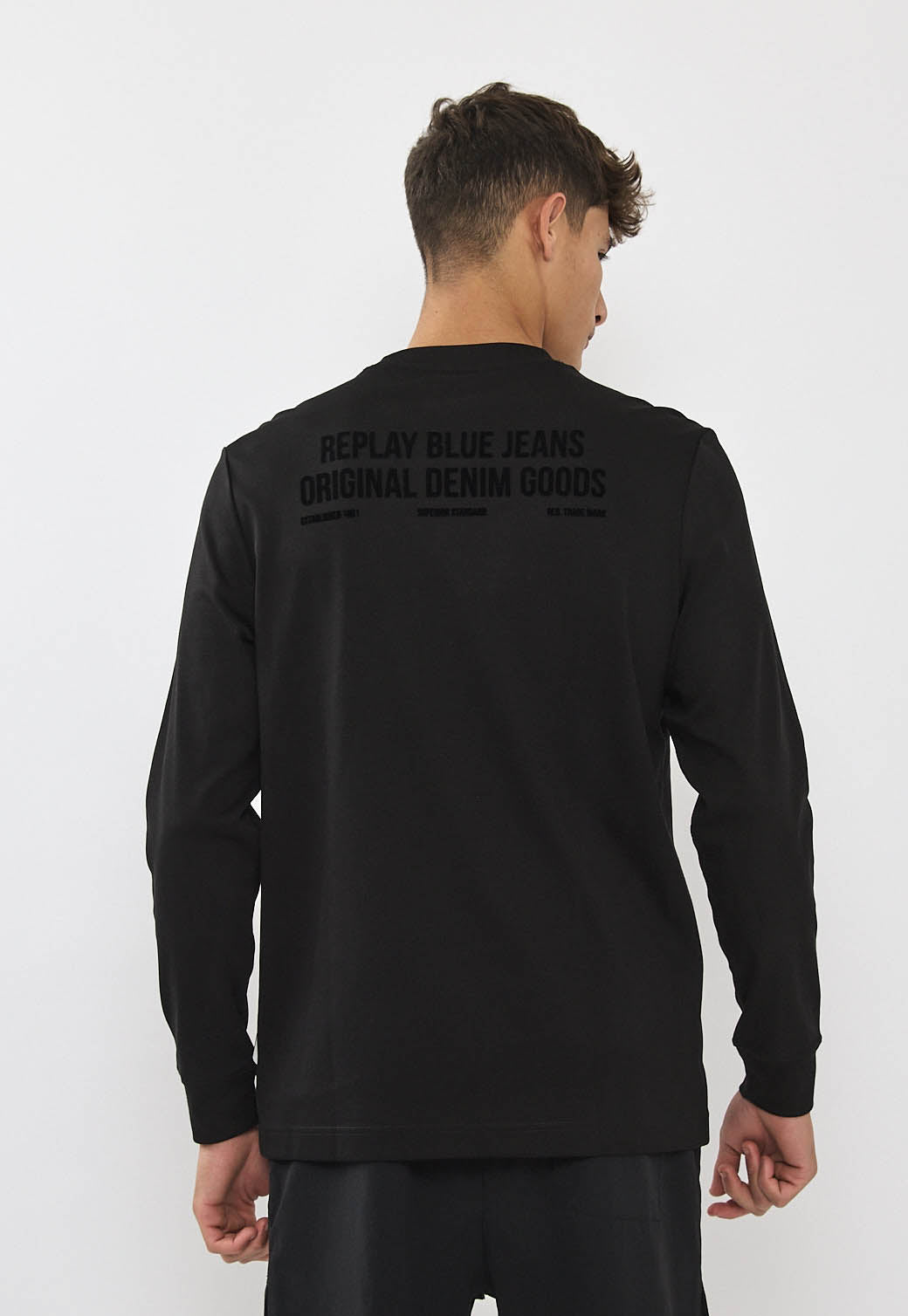 טי-שירט ארוכה לגברים בצבע שחור עם הדפס