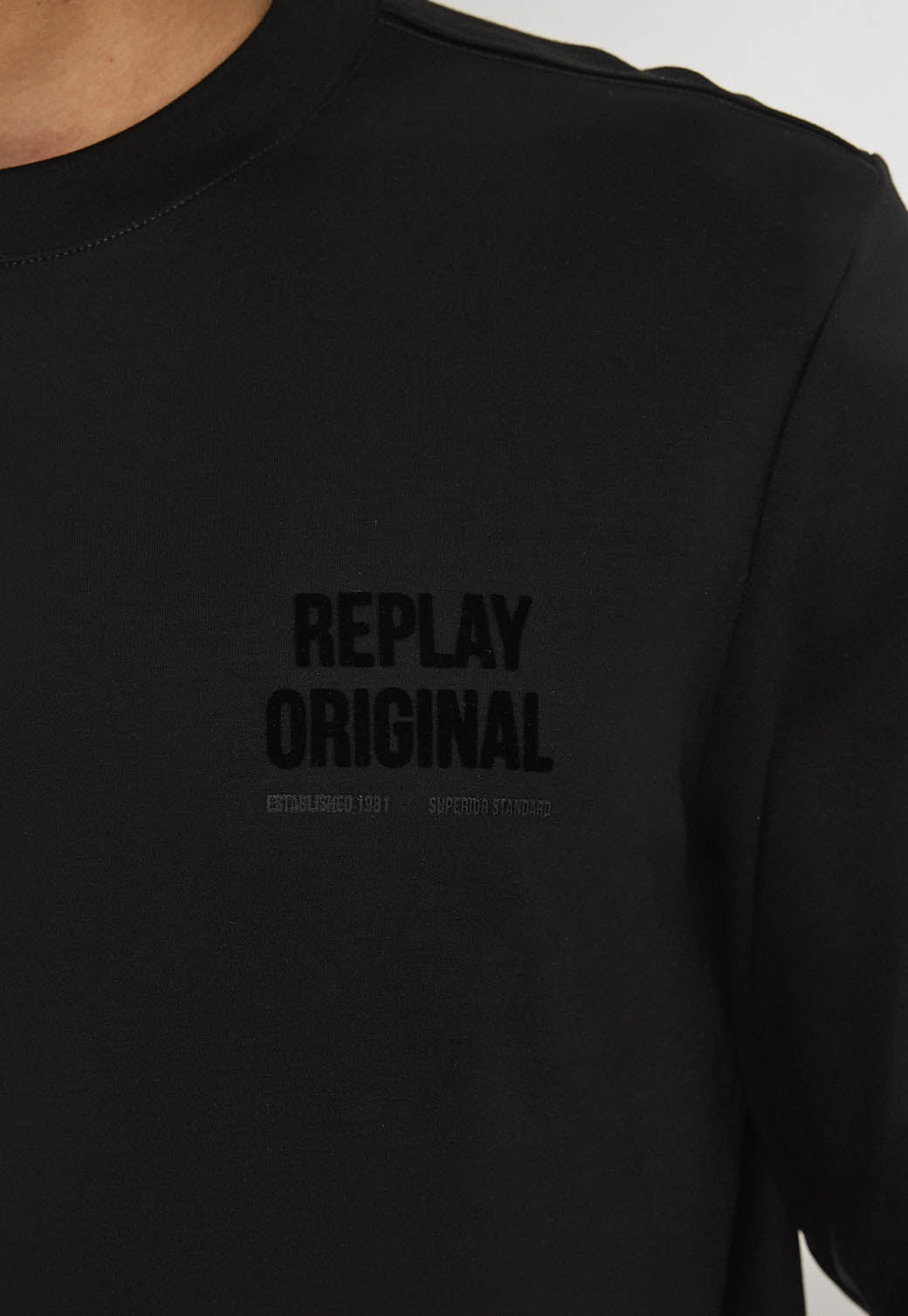 טי-שירט ארוכה לגברים בצבע שחור עם הדפס