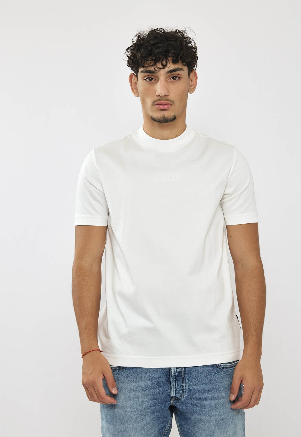 טי-שירט לגברים בצבע לבן עם לוגו רקום