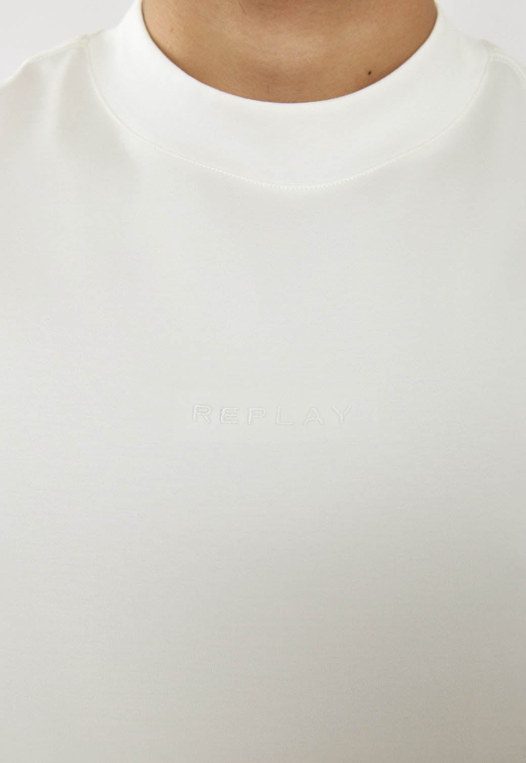 טי-שירט לגברים בצבע לבן עם לוגו רקום