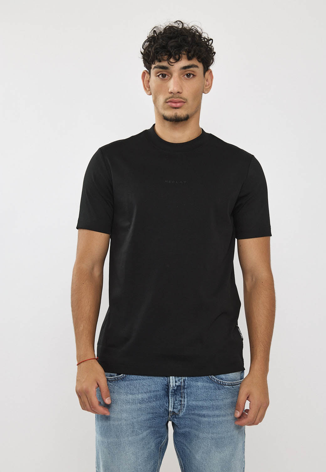 טי-שירט לגברים בצבע שחור עם לוגו