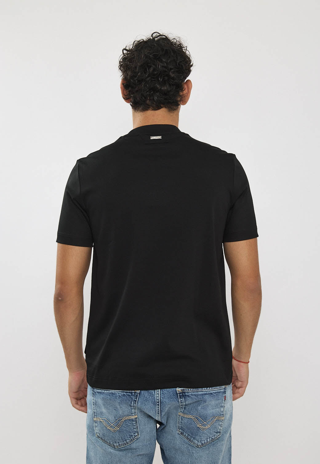 טי-שירט לגברים בצבע שחור עם לוגו