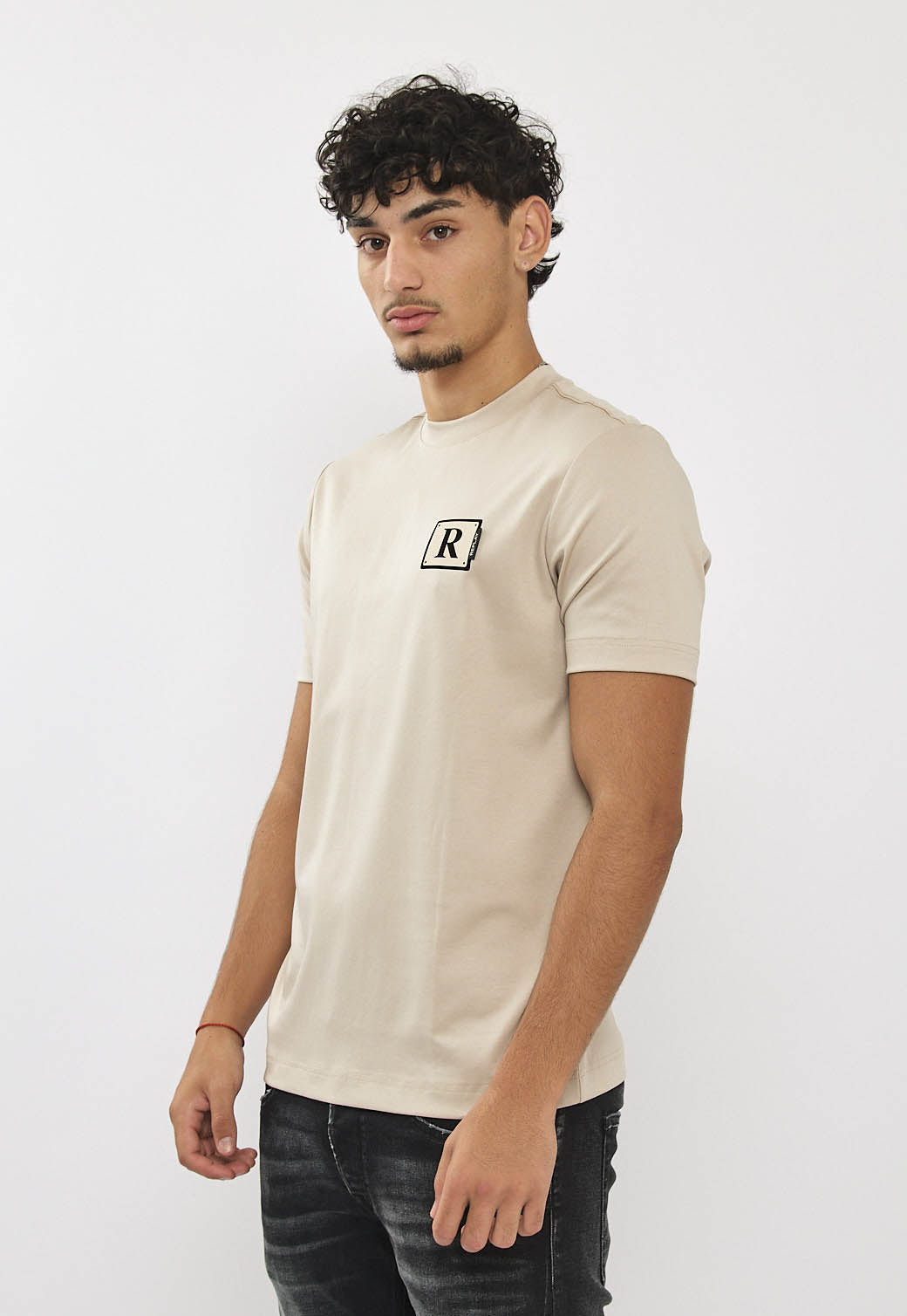 טי-שירט לגברים בצבע בז׳ בהיר עם לוגו R בחזה