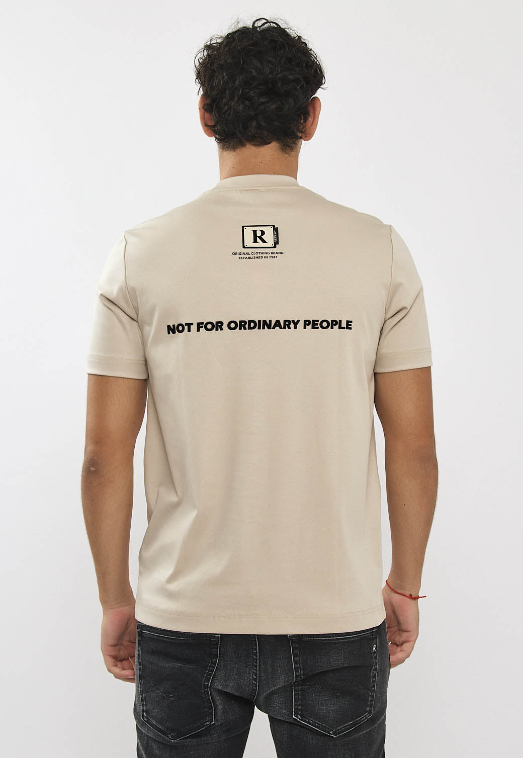 טי-שירט לגברים בצבע בז׳ בהיר עם לוגו R בחזה