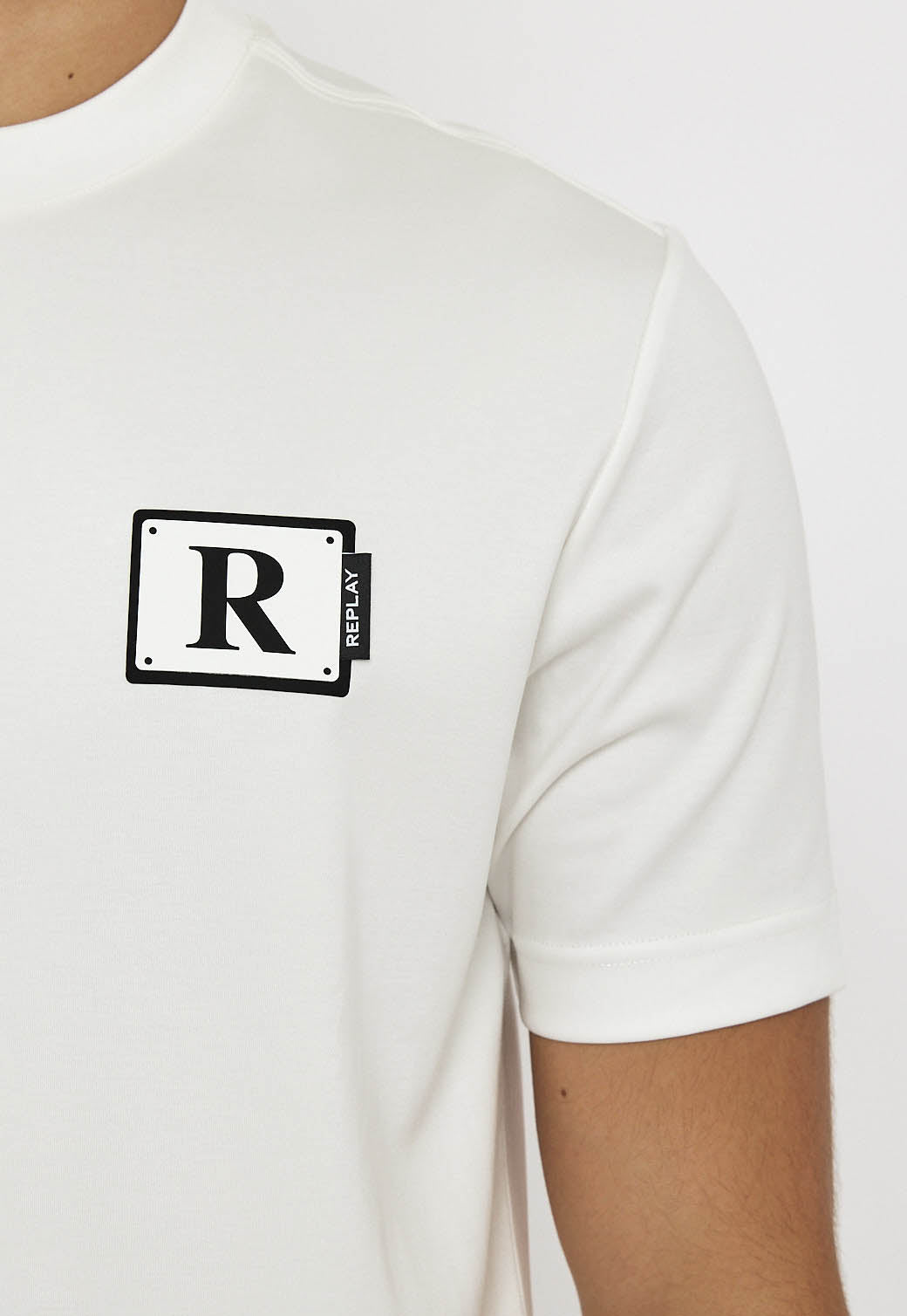 טי-שירט לגברים בצבע לבן עם לוגו R מודפס
