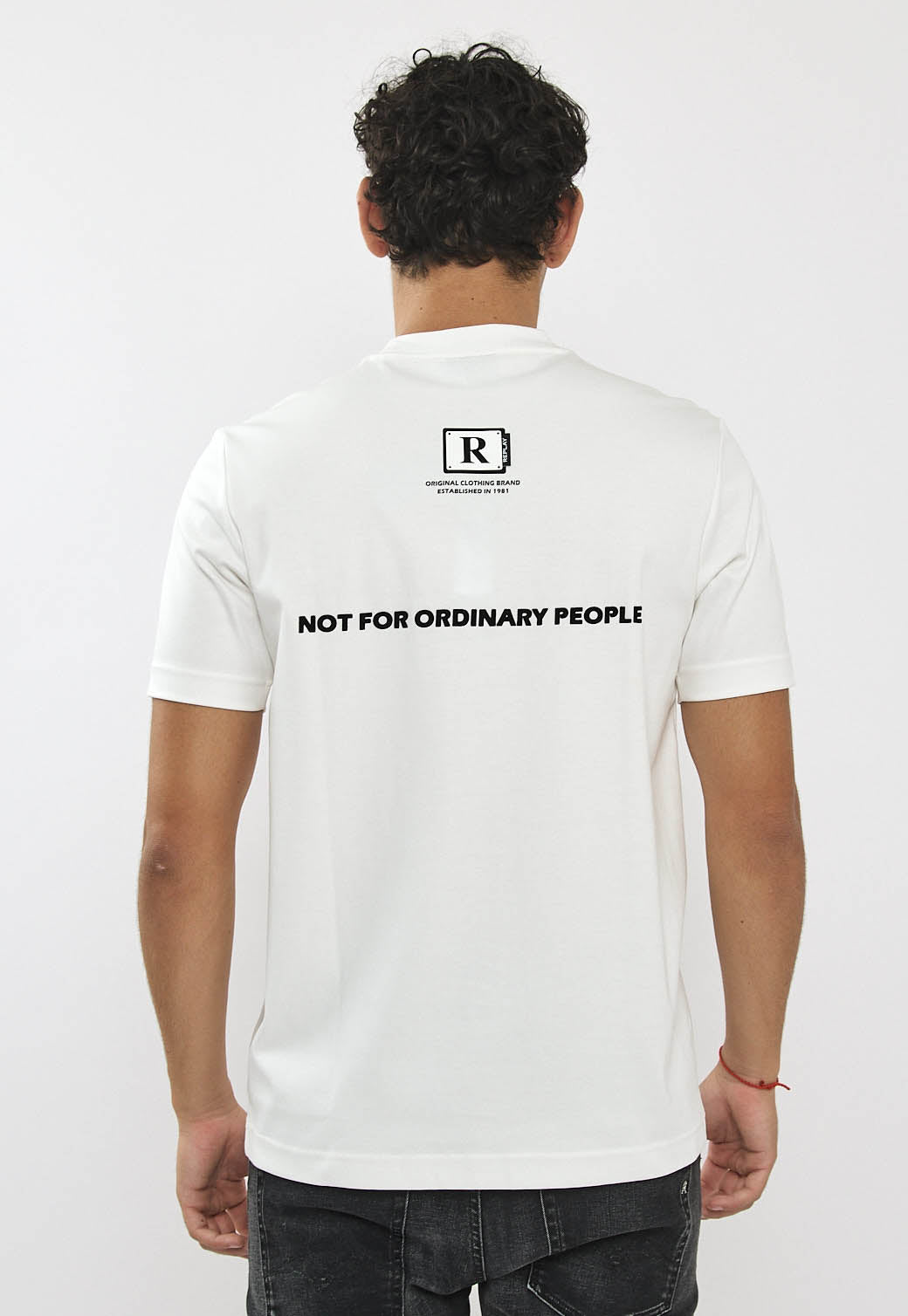 טי-שירט לגברים בצבע לבן עם לוגו R מודפס