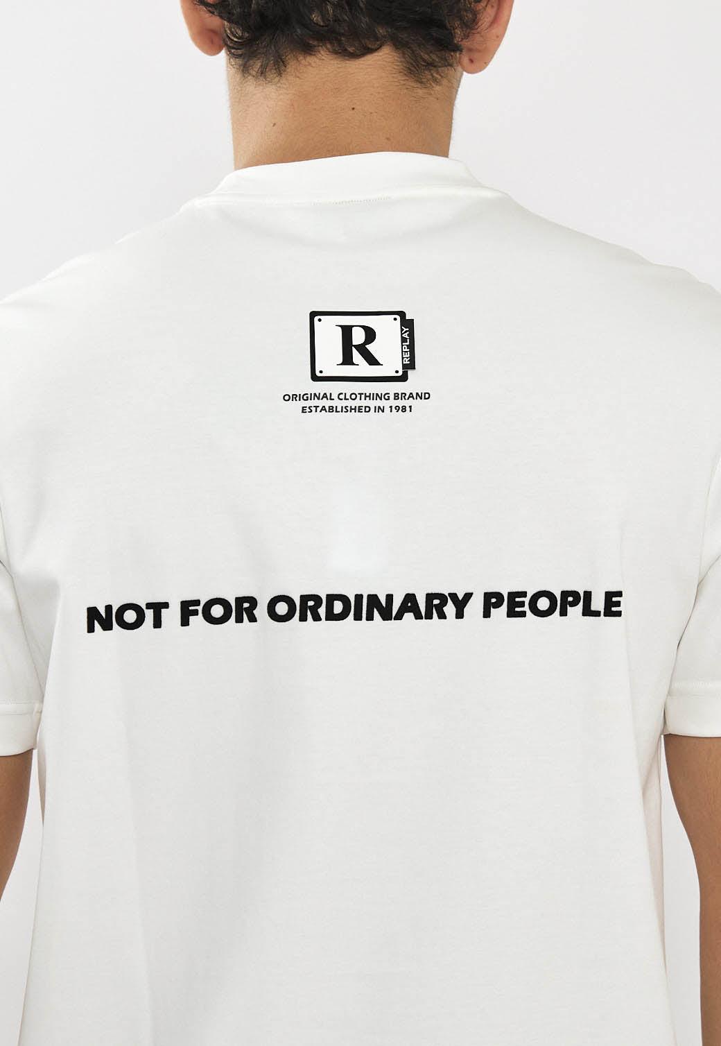 טי-שירט לגברים בצבע לבן עם לוגו R מודפס