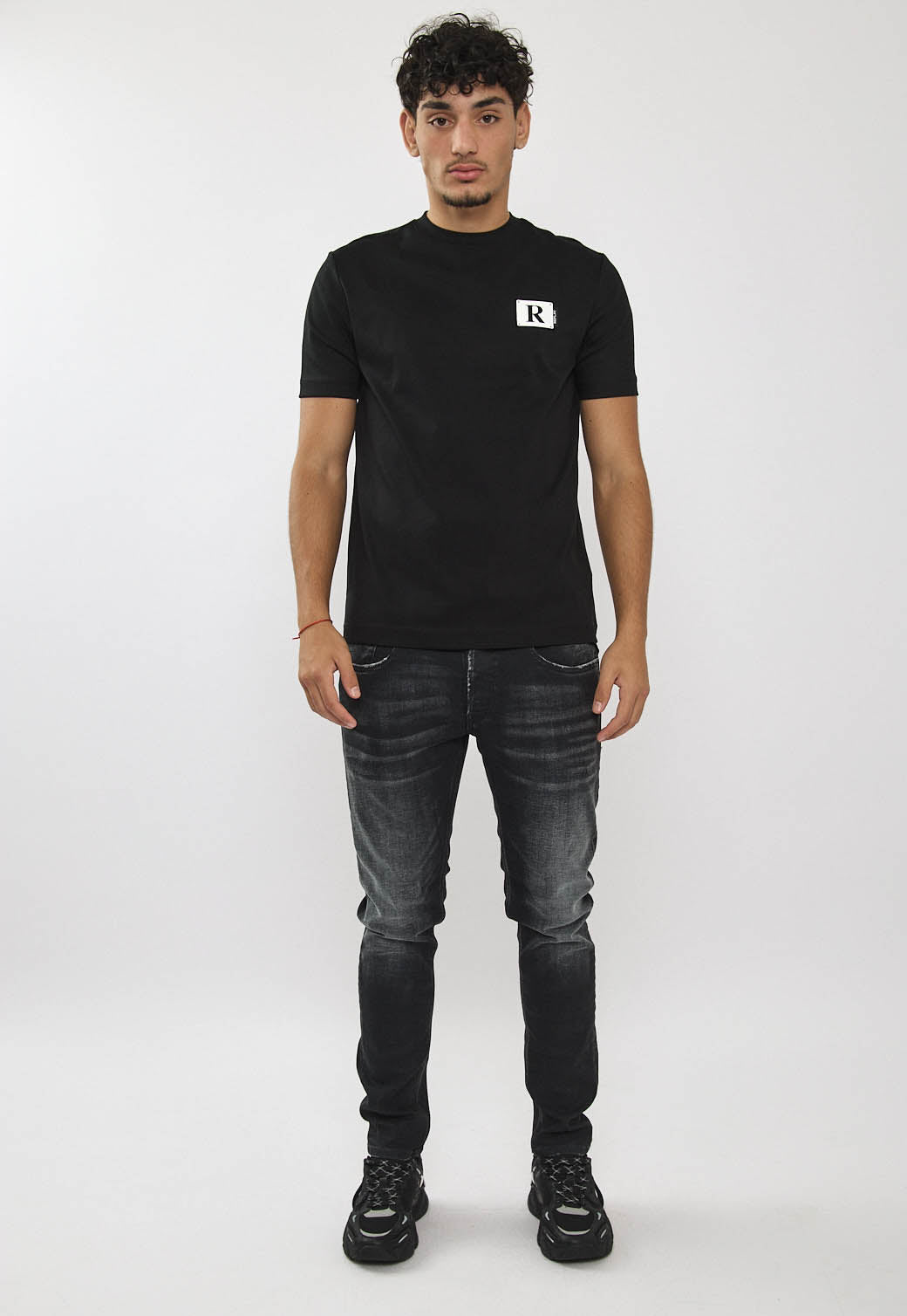 טי שירט לגברים בצבע שחור עם לוגו R