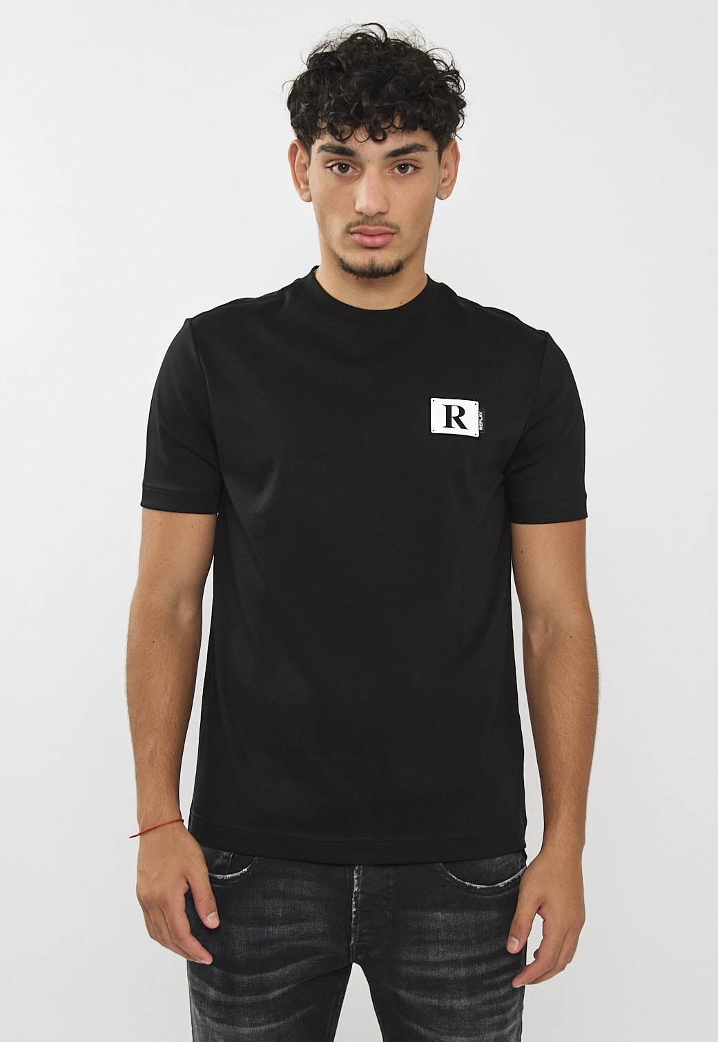 טי שירט לגברים בצבע שחור עם לוגו R