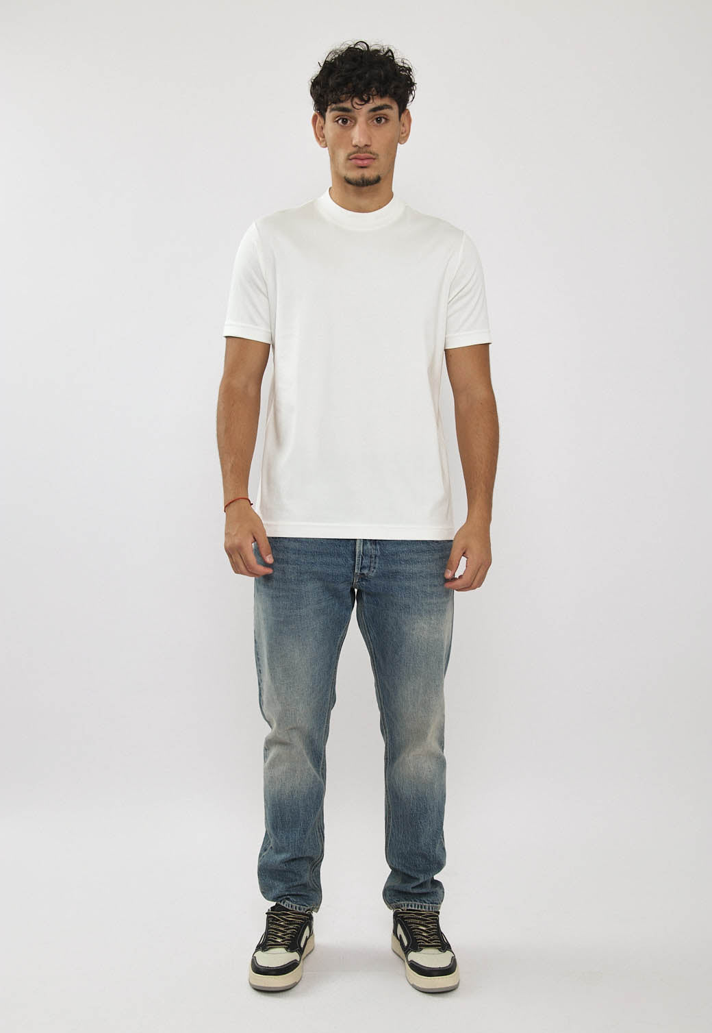 טי-שירט לגברים בצבע לבן